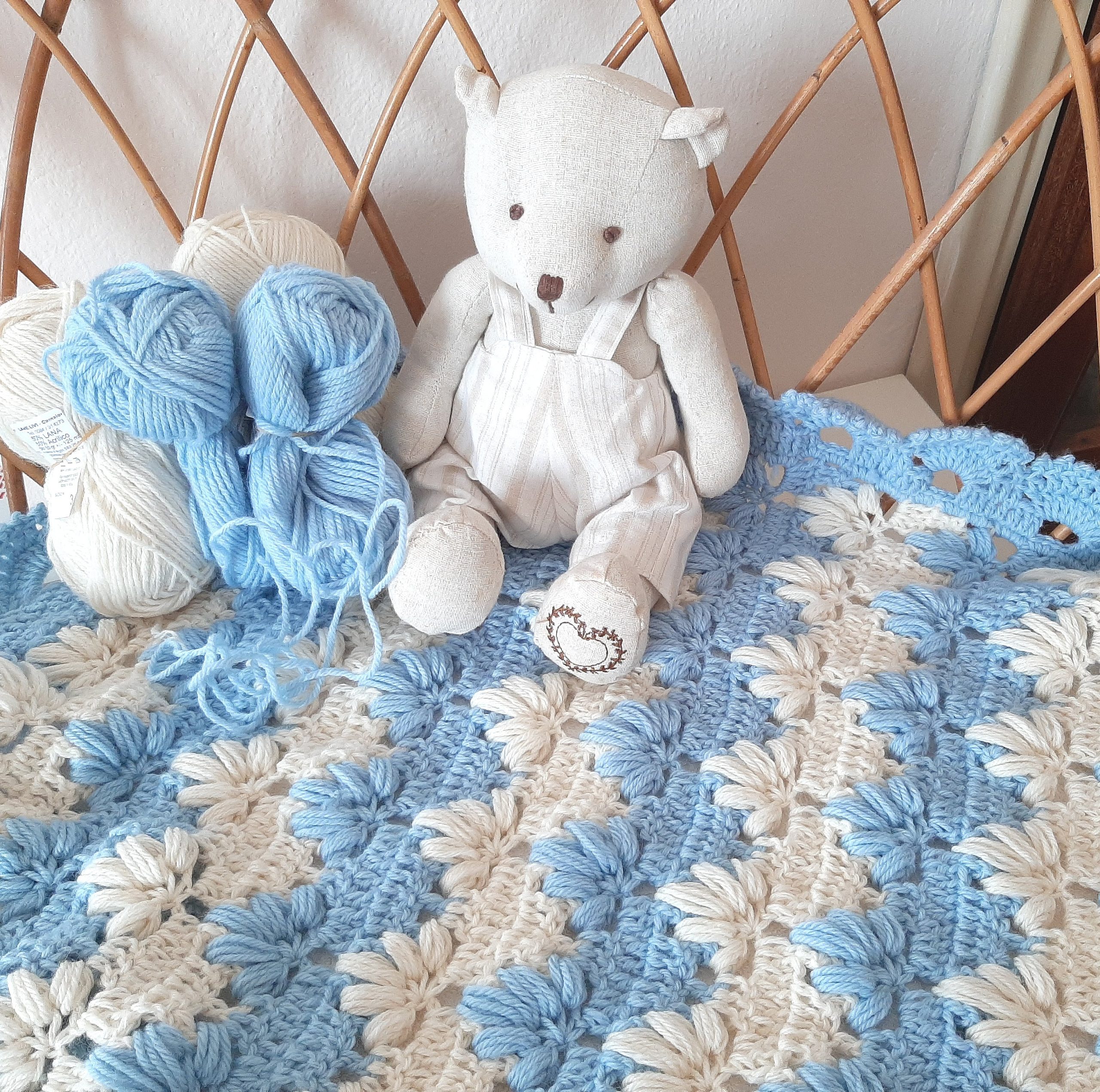 Copertina neonato lana panna azzurro artigianale all'uncinetto TULIP POUFF - immagine 5
