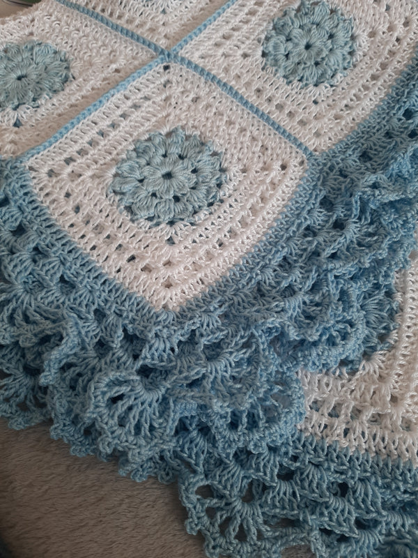 Copertina neonato cotone bianco e azzurro artigianale uncinetto - immagine 3