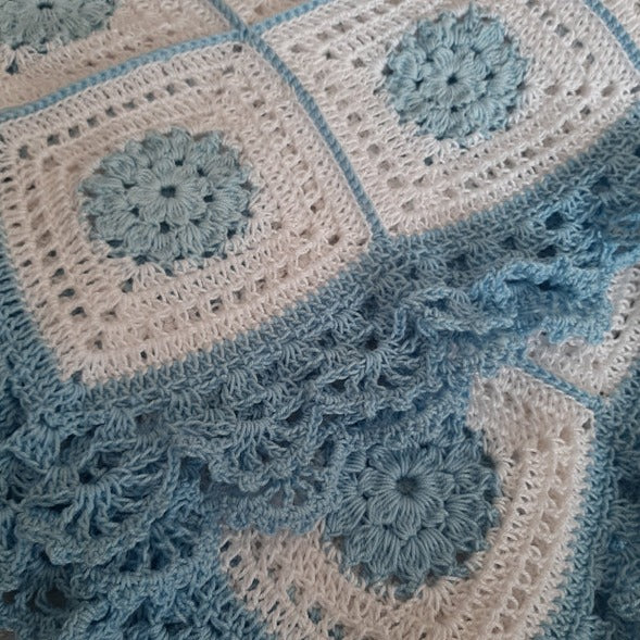 Copertina neonato cotone bianco e azzurro artigianale uncinetto - immagine 2