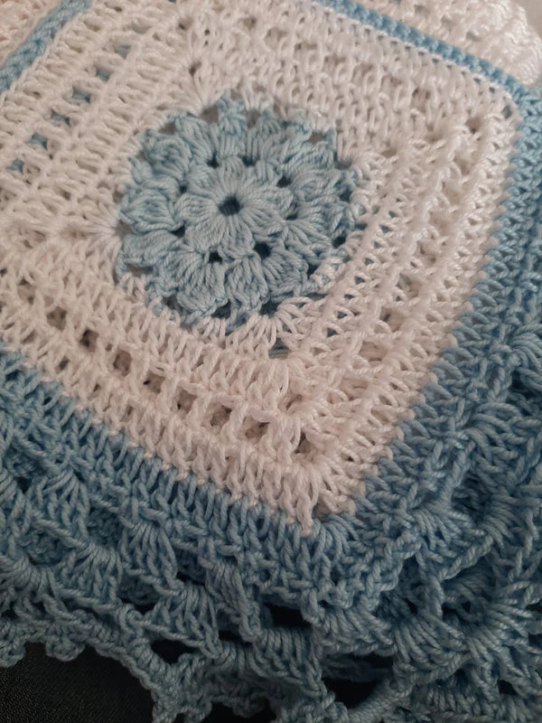 Copertina neonato cotone bianco e azzurro artigianale uncinetto - immagine 4