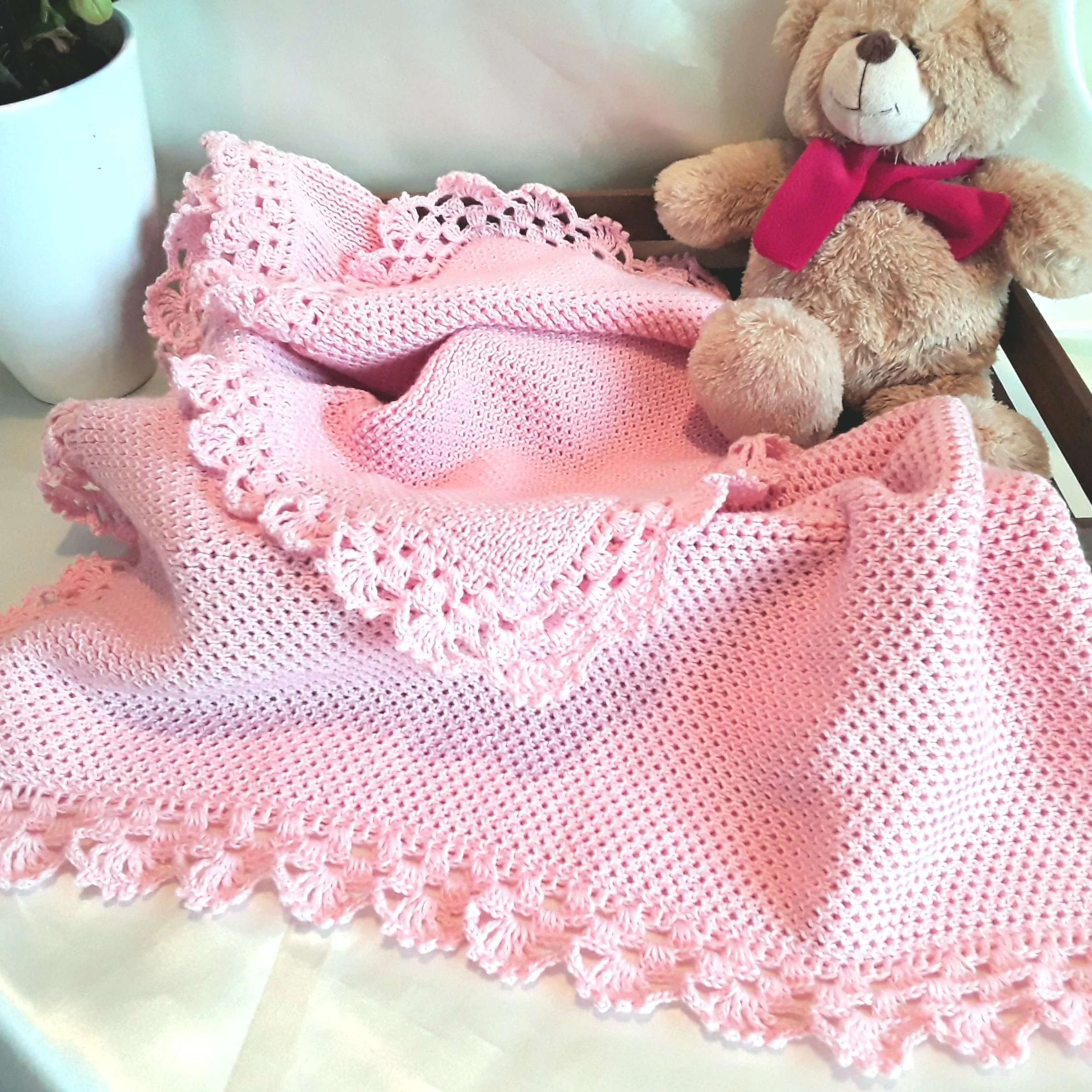 Copertina neonata rosa a maglia con pizzo uncinetto artigianale