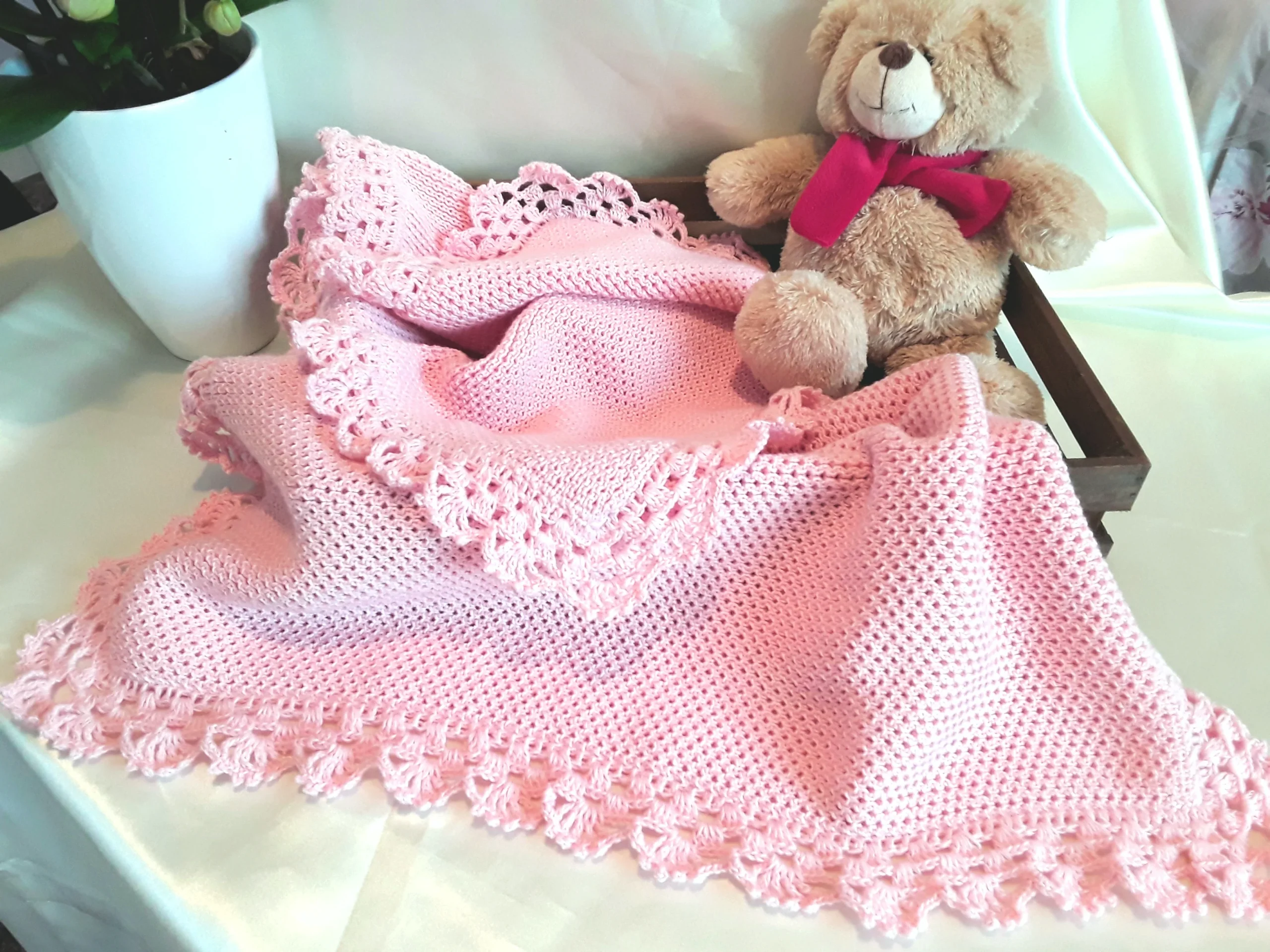 Copertina neonata rosa a maglia con pizzo uncinetto artigianale - immagine 3