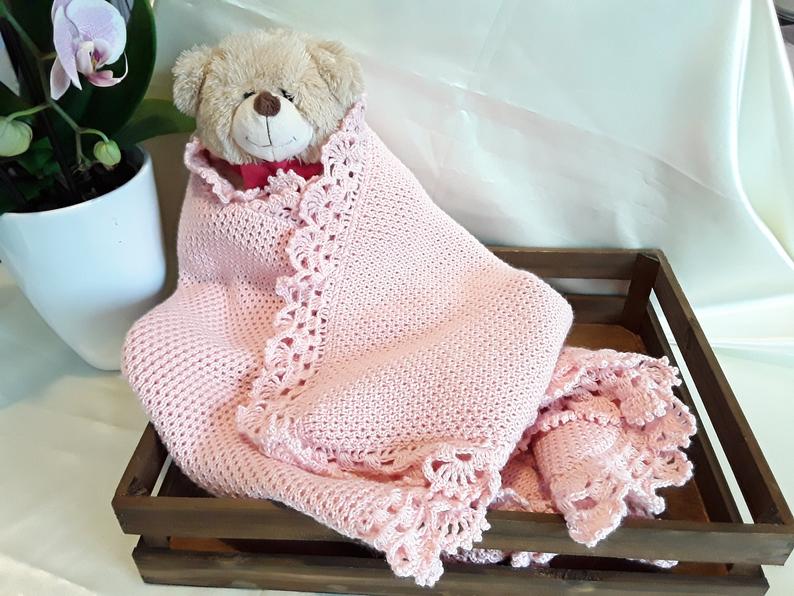 Copertina neonata rosa a maglia con pizzo uncinetto artigianale - immagine 5