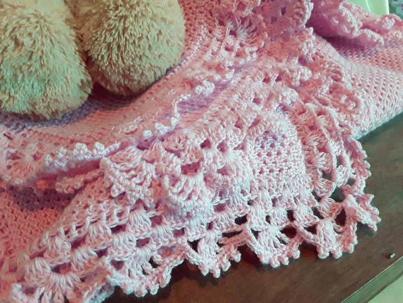 Copertina neonata rosa a maglia con pizzo uncinetto artigianale - immagine 6
